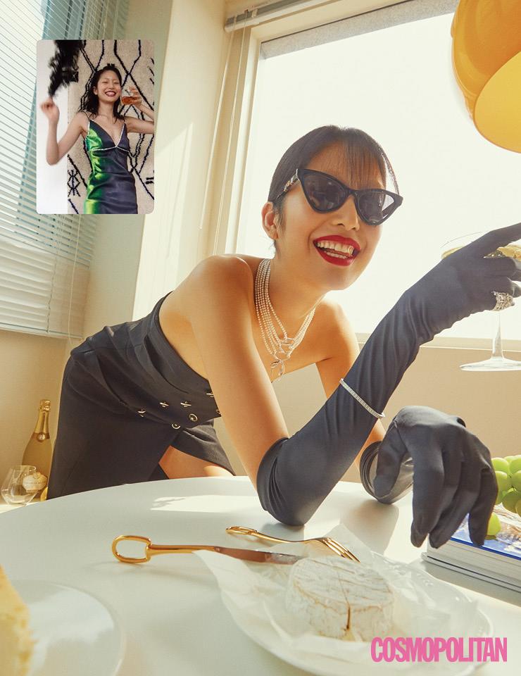 블랙 드레스와 새틴 롱 글러브, 선글라스로 오드리 헵번이 연상되는 클래식한 드레스 룩을 완성했다. 목걸이 5천3백만원대 타사키. 팔찌 1천5백만원대, 반지 1천2백만원대 모두 다미아니. 드레스 가격미정 샤넬. 선글라스 63만5천원 구찌. 포크, 나이프 모두 가격미정 에르메스. 글러브 에디터 소장품.