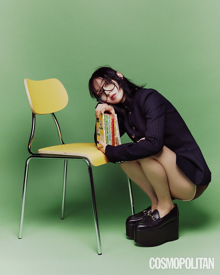 재킷 케이트. 쇼츠, 슈즈 모두 구찌. 안경 생 로랑.