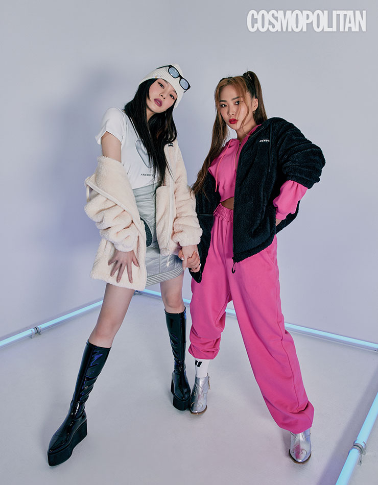 (노제)플리스 점퍼 9만5천원, 비니 3만5천원 모두 널디. 티셔츠 5만8천원 이천 아카이브스. 미니스커트 23만원 오들리워크샵. 플랫폼 부츠 25만8천원 모어모어노이즈. 선글라스 가격미정 스투시. (허니제이)플리스 점퍼 9만5천원, 양말 7천5백원 모두 널디. 후디 8만9천원, 팬츠 8만1천원 모두 LEEY. 앵클 부츠 32만9천원 오소이. 