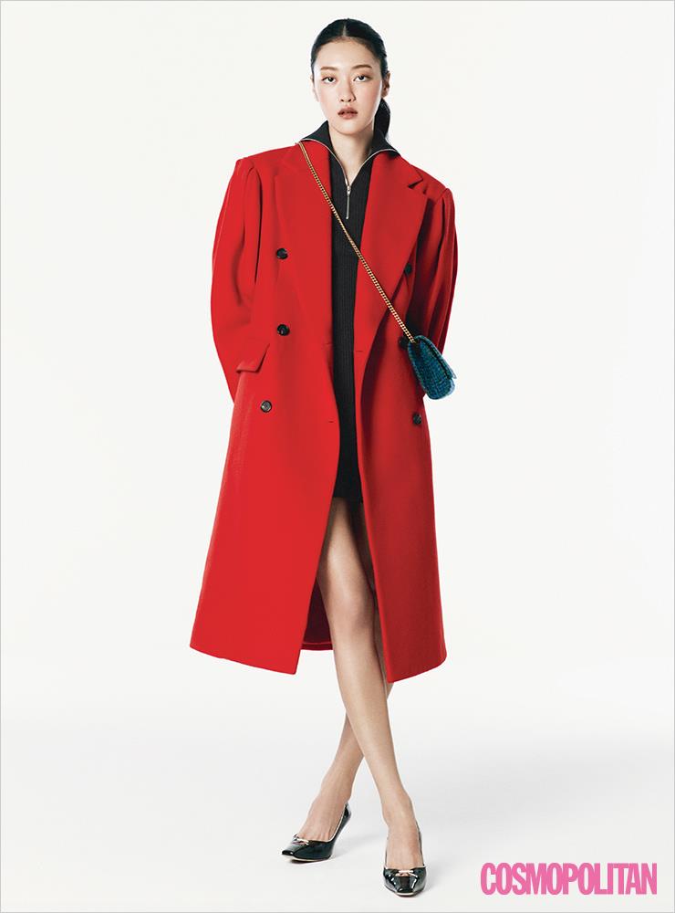 코트 1백13만원대 MSGM. 집업 톱 39만원 준지. 바이커 쇼츠 가격미정 돌체앤가바나. 체인 백 가격미정 생 로랑 by 안토니 바카렐로. 펌프스 97만원 세르지오 로시.