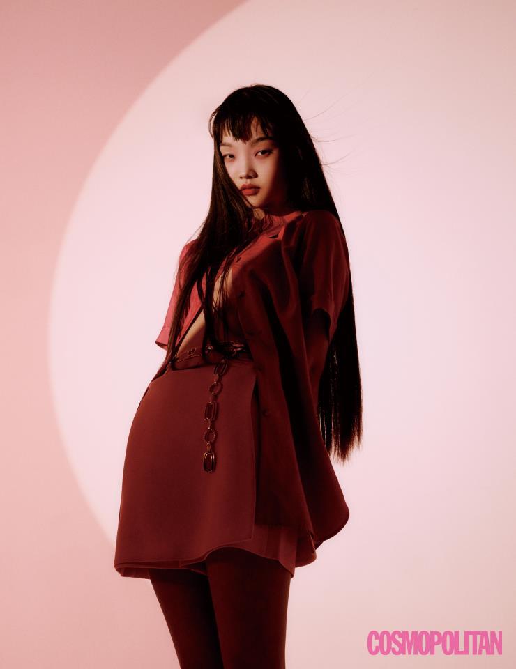 다양한 톤을 함께 매치해 핑크를 더욱 풍부하게 즐겨라. 블라우스 1백60만원, 벨트 1백97만원 모두 구찌. 스커트 팬츠 2백30만원 발렌티노.