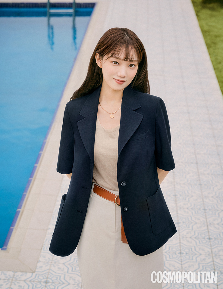  리넨 혼방 재킷, 리넨 슬리브리스 톱, 리넨 혼방 스커트 모두 더엣지.