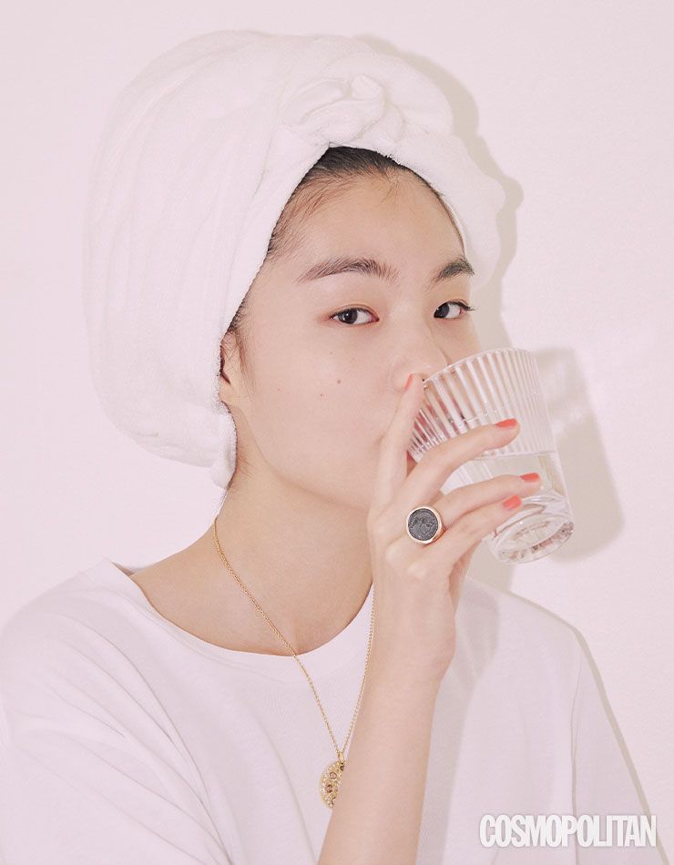 목걸이 가격미정 드비어스. 반지 7백만원대 불가리. 티셔츠 에디터 소장품.