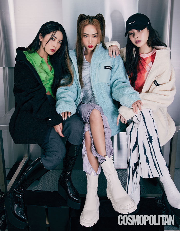 (리헤이)플리스 점퍼 13만9천원 널디. 셔츠 23만8천원, 팬츠 19만8천원 모두 홀페이퍼. 플랫폼 부츠 25만8천원 모어모어노이즈. (허니제이)플리스 점퍼 13만9천원 널디. 이너 톱 24만8천원, 팬츠 28만6천원, 워커 부츠 가격미정 모두 미나정. (노제)플리스 점퍼 13만9천원, 볼캡 3만9천원 모두 널디. 티셔츠 15만9천원, 팬츠 43만9천원 모두 쏜지크. 플랫폼 부츠 25만8천원 모어모어노이즈.