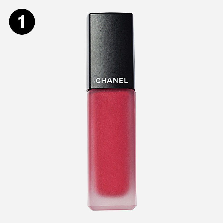 샤넬 루쥬 알뤼르 잉크 퓨전 818 트루 레드 4만5천원 ▶ 워터프루프 기능을 가진 매트 리퀴드 립 잉크. 오일 성분이 입술에 부드럽게 발리는 초슬림 텍스처를 표현해주고, 미세한 무광 실리콘은 가볍고 편안한 울트라 매트 피니시감을 선사한다. → 써봤더니 : 쨍한 발색력과 롱래스팅 효과 슈퍼 갑인 네온 레드 컬러! 처음에 바를 때는 미끈한 오일 텍스처인데 신기하게도 2초만 지나면 언제 그랬냐는 듯 보송보송한 매트 텍스처로 마무리된다.