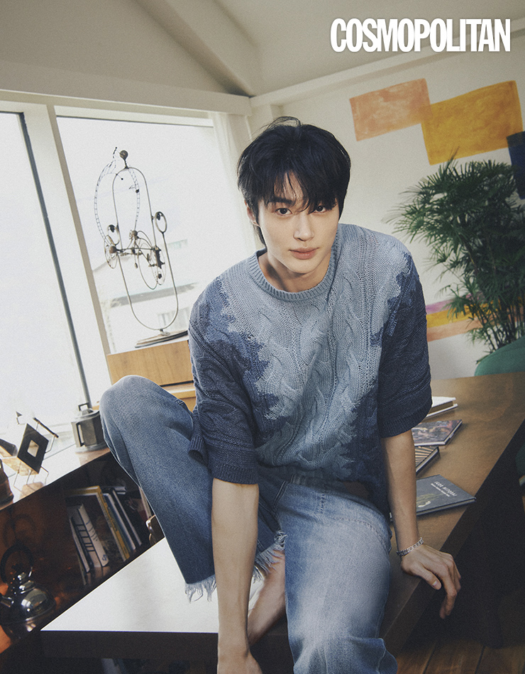 니트 톱, 데님 팬츠, 브레이슬릿 각각 1백만원대 모두 펜디.