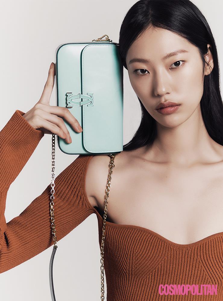 숄더백 또는 크로스 백으로 착용 가능한 민트 컬러 송아지 가죽 소재의 두블르 쎄 드 까르띠에 미니 체인 백 까르띠에. 니트 톱 케이트.