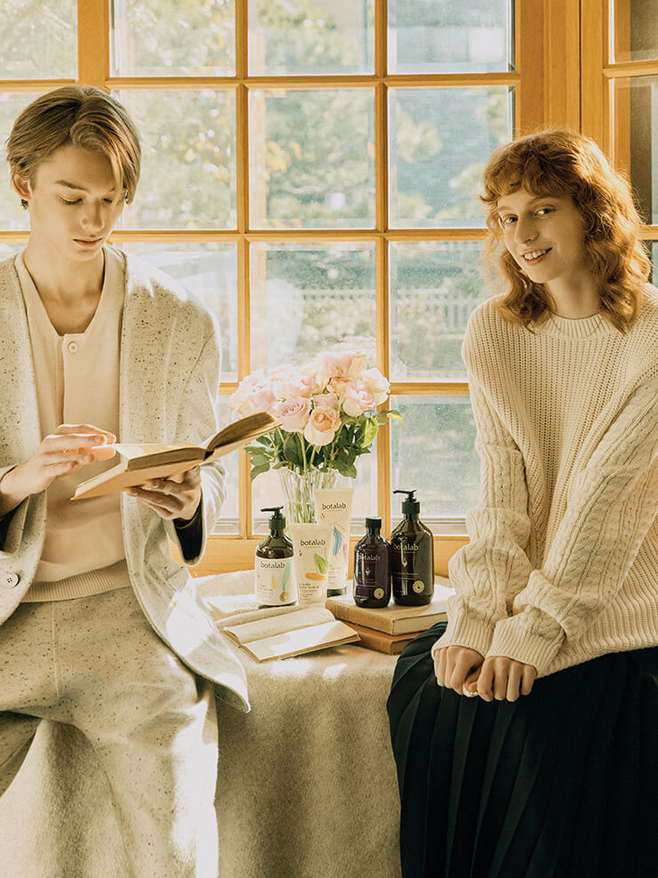 [보타랩 데저티콜라 헤어케어 세트] 25년의 연구 끝에 개발한 데저티콜라 성분이 풍성하고아름다운머릿결을 연출해주는 데저티콜라 샴푸, 강인한 생명력을 전해주는 데저티콜라 성분이 손상 모발을 케어해주고 영양, 보습, 탄력, 윤기, 볼륨을 더해주는 워터 타입의 데저티콜라 워터 트리트먼트. 모두 보타랩. [보타랩 슈아멜 바디케어 세트] 촉촉한 피부를 유지해 피부 본연의 힘을 강화해주는 히알루콜라겐 3 성분과 피부 장벽 강화에 도움을 주는 MEL 성분이 함유된 슈아멜 바디 워시, 병풀 성분이 함유된 씨쏠트 성분의 타이거쏠트가 자극없이 묵은 각질과 모공 속 노폐물을 제거해주는 슈아멜 바디 스크럽, 유산균발효물을 피부 깊숙히 전달해주는 큐보좀 기술을 접목한 슈아멜 바디크림 모두 보타랩. 