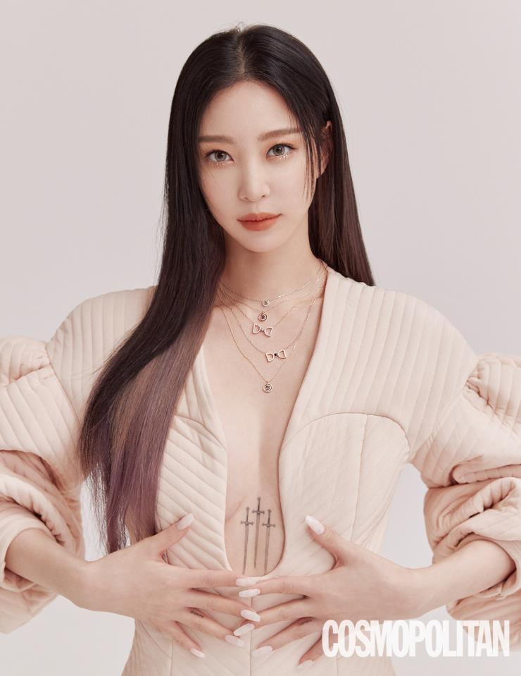(위부터)8월 탄생석 페리도트 목걸이 13만9천원, 7월 탄생석 루비 목걸이 39만8천원, 6월 탄생석 진주 목걸이 54만8천원, 9월 탄생석 사파이어 목걸이 49만8천원, 11월 탄생석 토파즈 목걸이 39만8천원 모두 디디에두보.점프슈트 3백만원대 펜디.