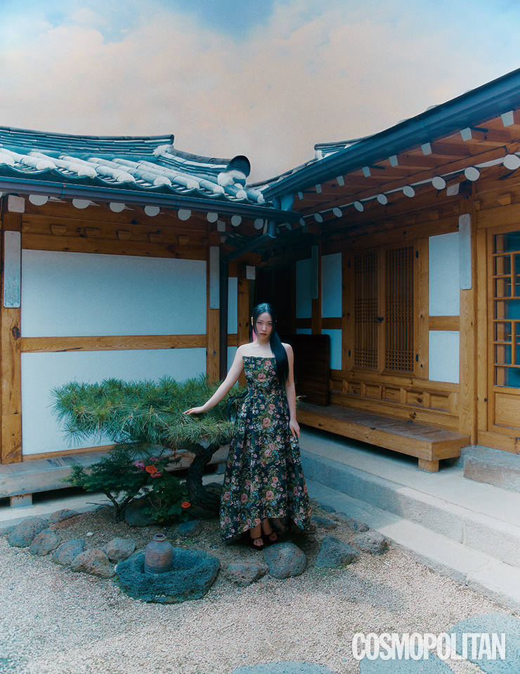 튜브톱 드레스 1백65만원 리리. 스크런치 가격미정 에트로. 슈즈 1백34만원 지안비토 로시.