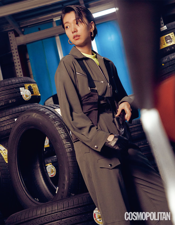 베스트 21만8천원, 점프슈트 57만8천원 모두 에몽. 이너 톱 1만7천원대 H&M. 가죽 장갑 7만9천원 앤아더스토리즈. 귀고리 2만5천원 자라.