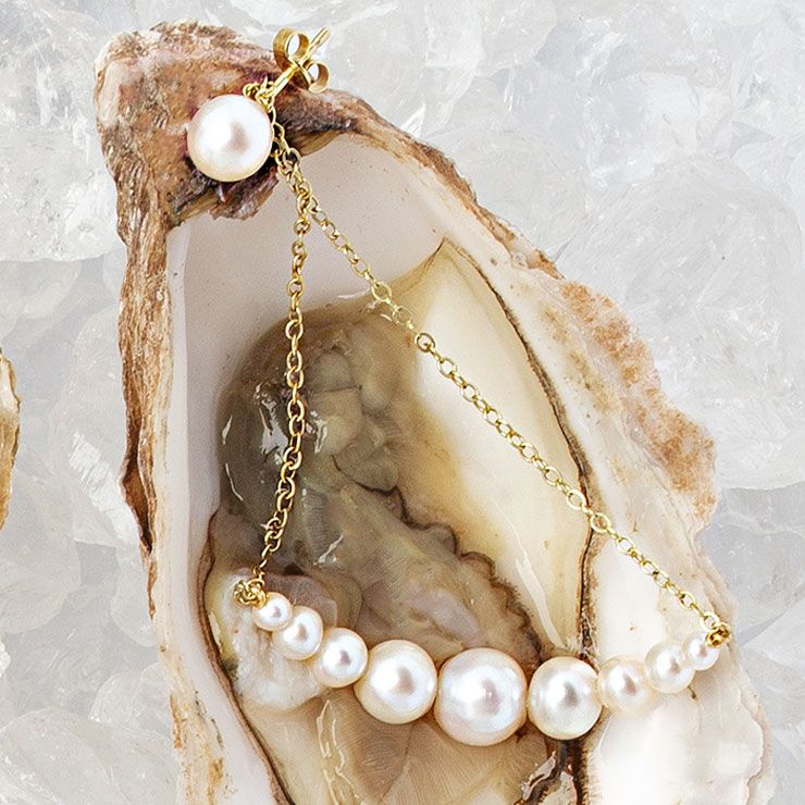 서브 진주를 매치한 골드 귀고리 80만원대 자스키아 디츠(Saskia Diez).