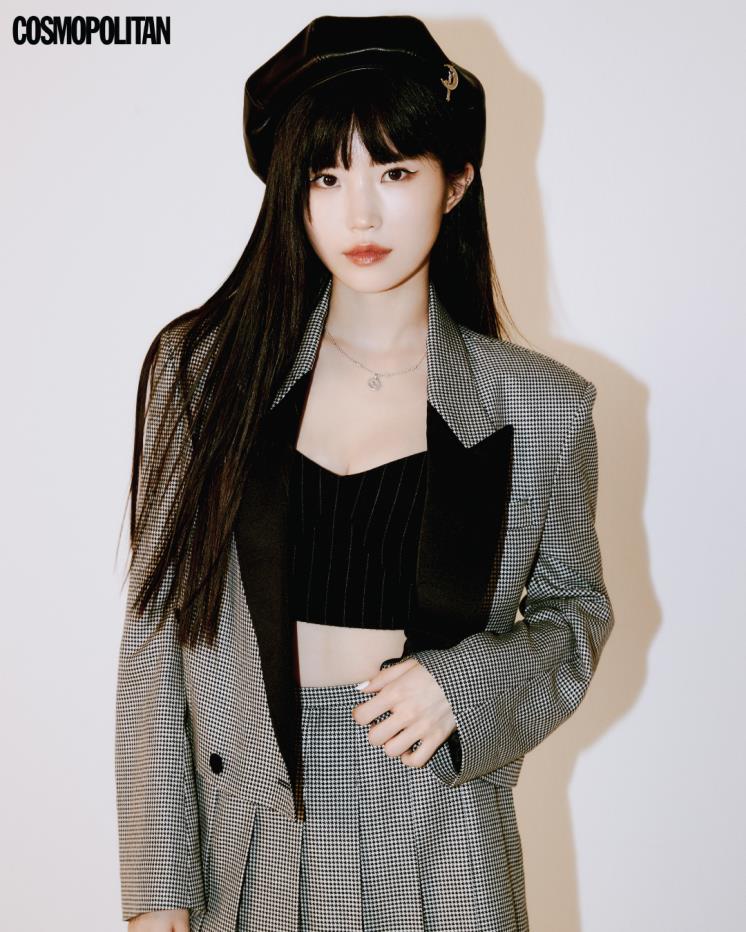 재킷 76만원, 톱 38만원, 스커트 38만원 모두 리메크. 베렛 4만5천원 클럿스튜디오.
