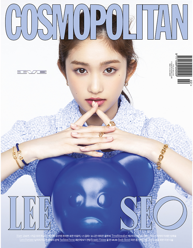 귀고리 포스텐 이어링 6백9만원, 팔찌 (오른팔)옐로 골드 케이블 포스텐 브레이슬릿 6백38만원, 인디고 블루 케이블 포스텐 브레이슬릿 3백31만원, (왼팔)옐로 골드 포스텐 멀티플 브레이슬릿 1천8백96만원, 반지 (왼손 검지부터)다이아몬드 장식의 옐로 골드 포스텐 라지 링 6백94만원, 옐로 골드 포스텐 미디엄 링 5백5만원. 셔츠, 미니스커트 모두 가격미정 미우미우. 