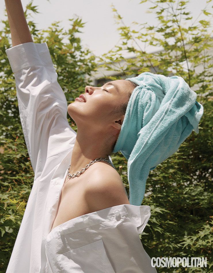 셔츠 19만5천원 온느. 목걸이 (위부터)8천9백만원대 불가리. 가격미정 타사키.