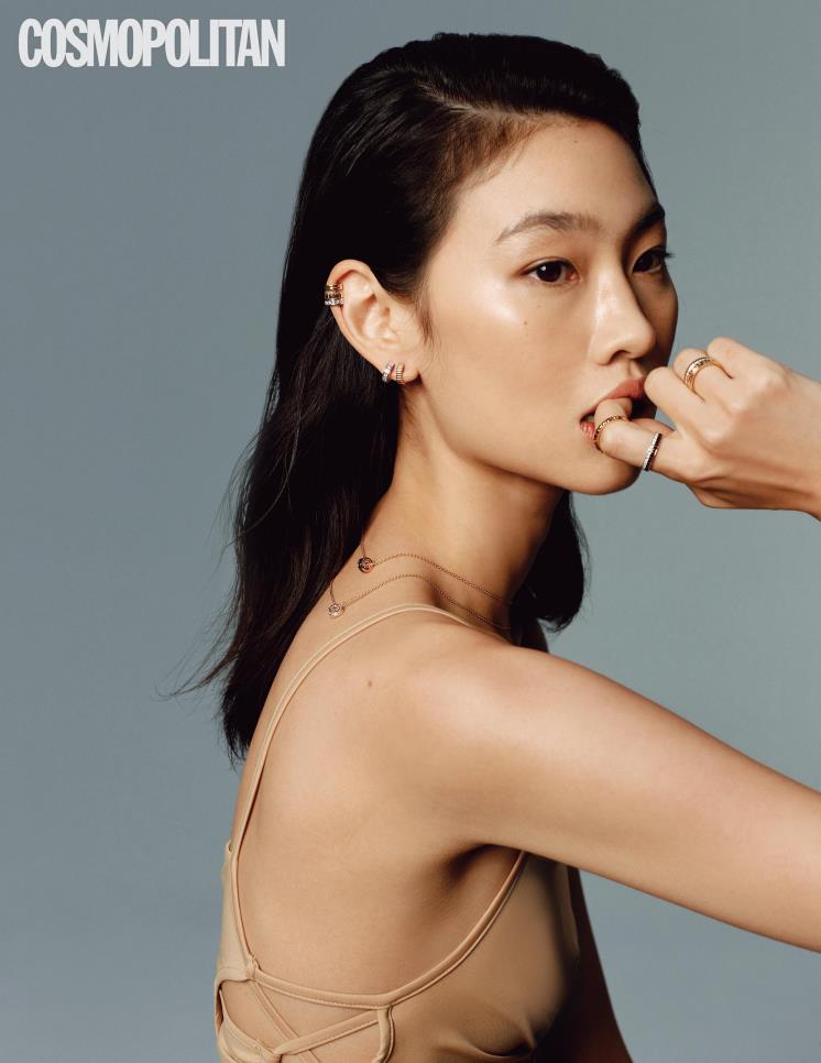 3가지 모티브로 이뤄진 콰트로 레디언트 화이트&옐로 골드 이어 클립 3백만원대, 다이아몬드를 장식한 콰트로 레디언트 싱글 클립 이어링 2백만원대, 작지만 볼륨감이 돋보이는 콰트로 그로그랭 싱글 클립 이어링 1백만원대, 다이아몬드를 장식한 옐로 골드 소재의 콰트로 레디언트 펜던트 3백만원대, 브라운 PVD 펜던트가 돋보이는 핑크 골드 소재의 콰트로 클래식 펜던트 2백만원대, (검지)그래픽적인 모티브가 돋보이는 옐로 골드 소재의 클루 드 파리 웨딩 밴드 2백만원대, 브라운 pvd와 다이아몬드 조합의 콰트로 클래식 다이아몬드 웨딩 밴드 6백만원대, (약지)4를 뜻하는 콰트로라는 이름처럼 4가지 모티브를 하나에 담은 콰트로 레디언트 다이아몬드 스몰 링 9백만원대 모두 부쉐론. 슬리브리스 톱 본봄.
