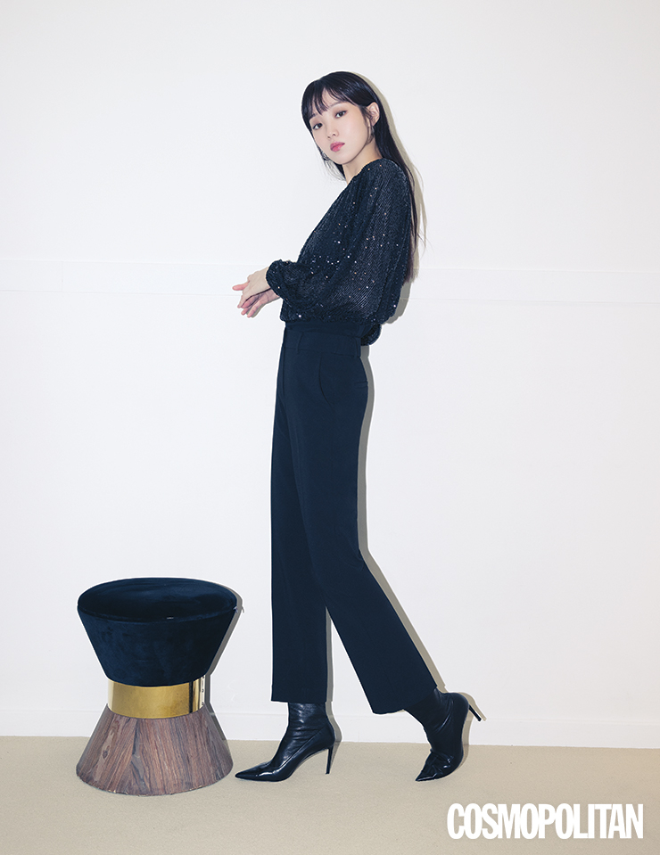 블랙 컬러의 기모 텐션업 팬츠 더엣지.