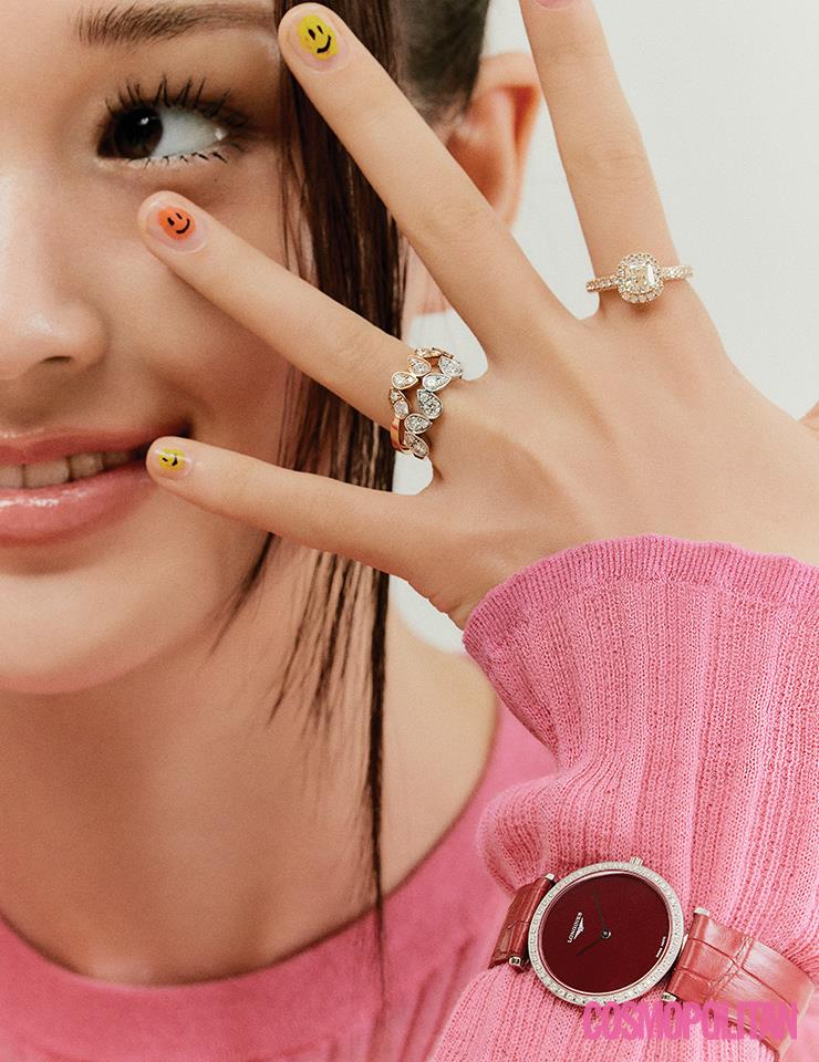 베젤에 다이아몬드를 세팅한 레드 앨리게이터 스트랩 장식 워치 4백80만원 론진. 검지의 다이아몬드 풀 파베 링 가격미정 타사키. 약지의 로즈 골드 소재 다이아몬드 장식 링, 화이트 골드 소재 다이아몬드 장식 링 각각 6백만원대 모두 쇼메. 니트톱 가격미정 포츠퓨어.