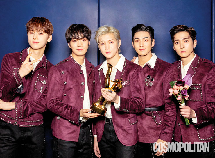 수상 직후 백스테이지에서 포즈를 취한 뉴이스트. 잘생긴 애 옆에 잘생긴 애의 표본!