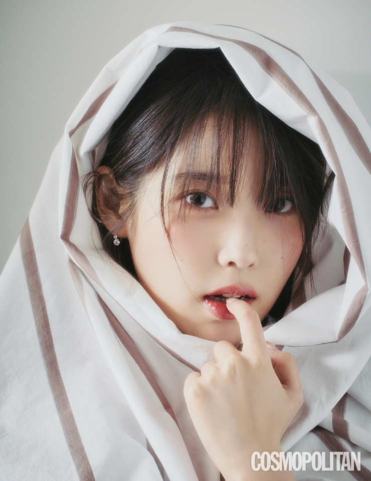 목걸이 7만4천원, 귀고리 7만4천원, 팔찌 5만9천원 모두 라라제이 by 제이에스티나. 시계 28만원 제이에스티나. 헤어밴드 4만9천원 라라제이 by 제이에스티나. 블라우스, 팬츠 모두 렉토.