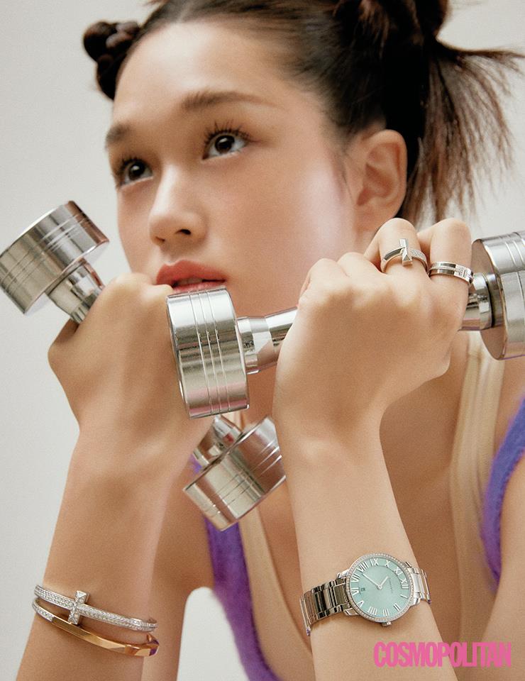 스테인리스 스틸 소재에 다이아몬드를 장식한 아틀라스 34mm 워치, 화이트 골드 소재에 다이아몬드 풀 파베 장식한 티파니 T1 와이드 풀 다이아몬드 힌지드 뱅글 가격미정, 로즈 골드 소재에 다이아몬드를 장식한 티파니 락 하프 파베 다이아몬드 뱅글, 검지의 다이아몬드를 장식한 티파니 T 투 링, 중지의 18K 화이트 골드 소재 티파니 T1 와이드 하프 다이아몬드 링 모두 가격미정 티파니. 슬리브리스 톱 91만원 오프화이트. 브라톱 7만9천원 캘빈 클라인 언더웨어.