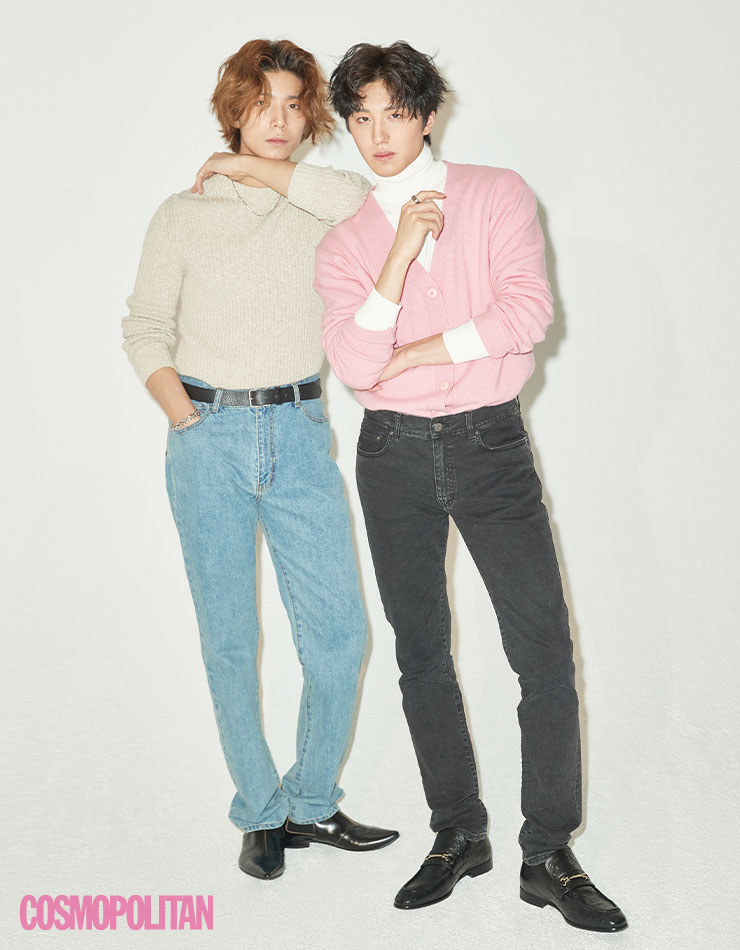 (휘영)니트 톱 6만9천원 자라. 슈즈 가격미정 구찌. 데님 팬츠, 벨트, 주얼리 스타일리스트 소장품. (찬희)카디건 14만9천원 대중소. 슈즈 17만9천원 자라. 터틀넥, 데님 팬츠, 주얼리 스타일리스트 소장품.