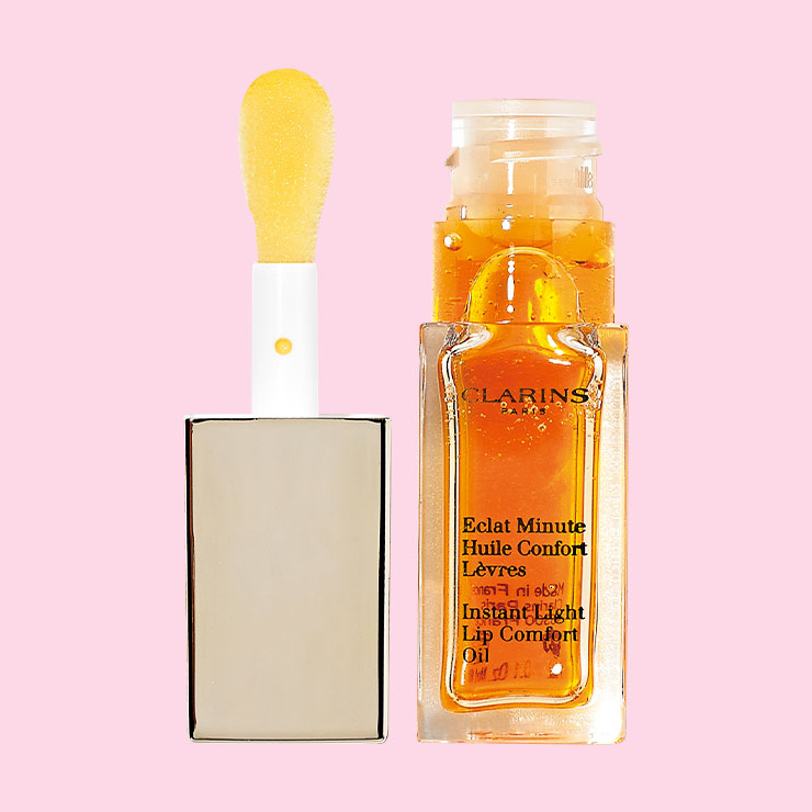 클라란스 인스턴트 라이트 립 컴포트 오일 2만8천원─농축된 3가지 식물성 오일이 입술에 바르는 즉시 풍부한 영양분을 공급해준다.