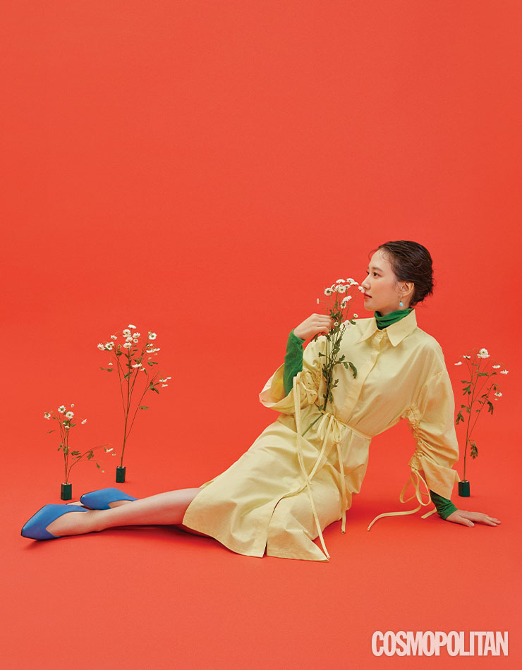 드레스 가격미정 레이트리 스튜디오. 터틀넥 가격미정 그레이양. 슈즈 가격미정 유돈초이. 귀고리 스타일리스트 소장품.