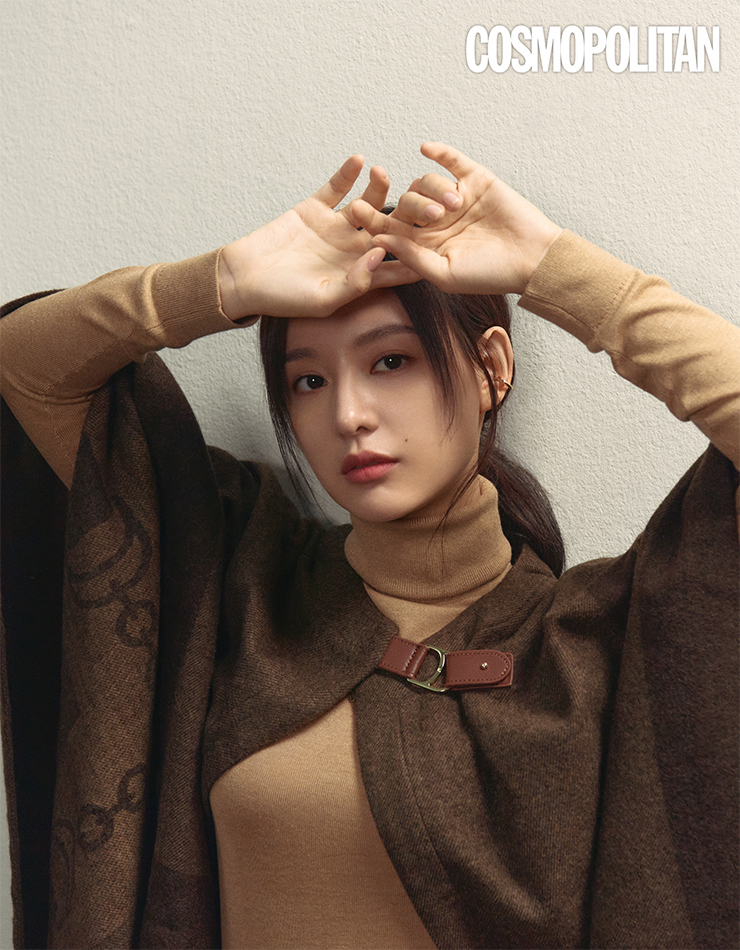 케이프 35만9천원, 터틀넥 19만9천원 모두 로렌 랄프 로렌.