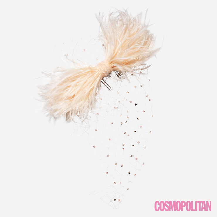 헤드피스로 드레스업 스타일의 방점을 찍어라.&rarr;헤드피스 19만8천원 큐 밀리너리. 