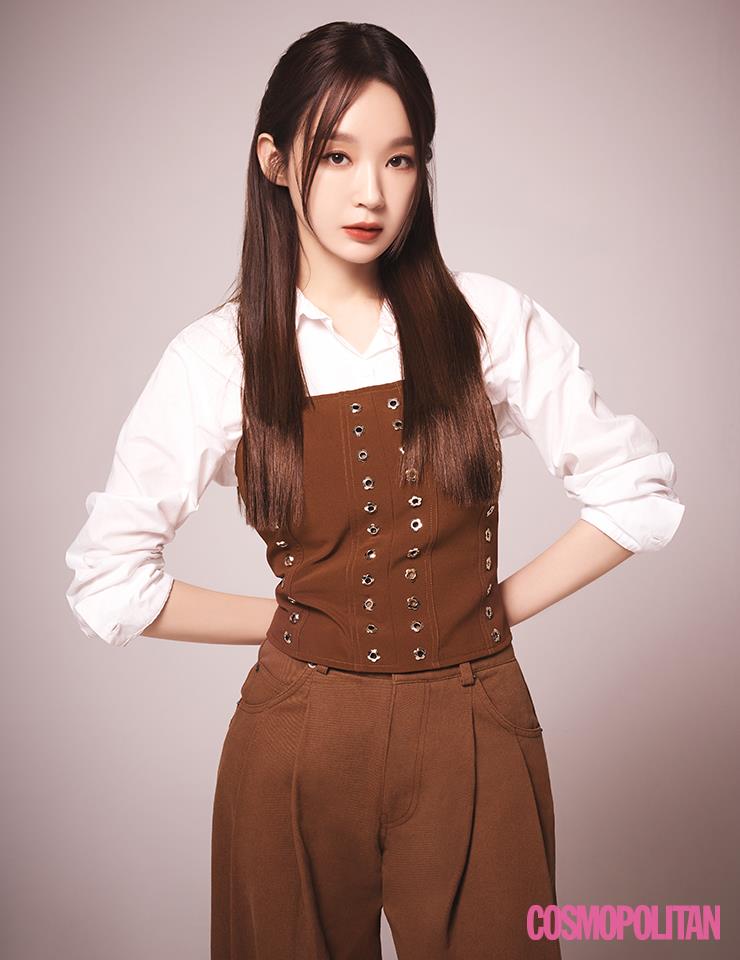 뷔스티에 탑 21만 4천원. 셔츠 스타일리스트 소장품. 팬츠 28만 5천원 기준.
