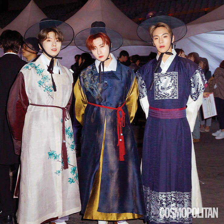 무대 뒤에서 포즈를 취한 기현, 아이엠, 셔누. 한복 입고도 이렇게 힙하기 있기 없기?