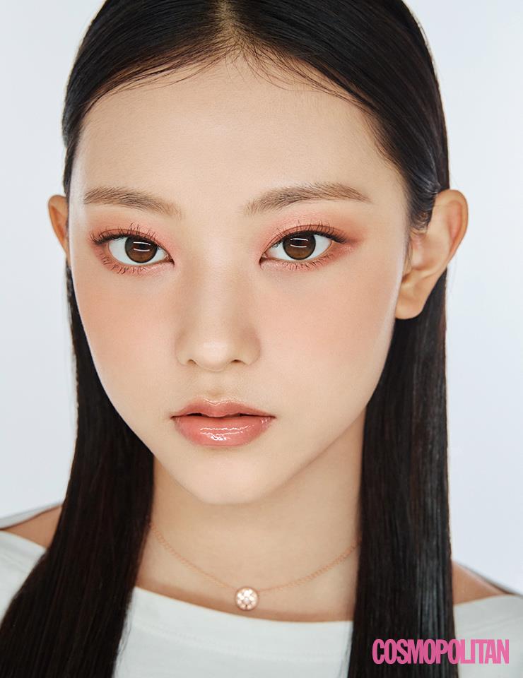 메이크업은 모두 크리스챤 디올 뷰티 제품. 톱, 목걸이 모두 가격미정 디올.