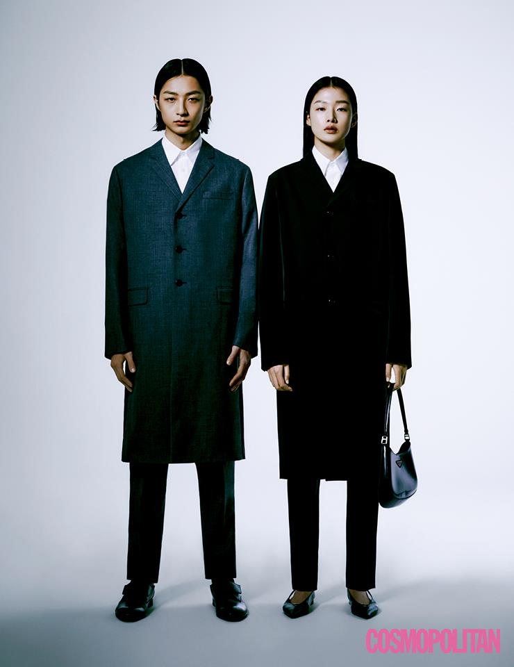 (재석)(모두 맨스 제품) 코트, 셔츠, 슬랙스, 벨크로 더비 슈즈 모두 가격미정 프라다. (아라)(의류는 모두 맨스 제품)코트, 셔츠, 슬랙스, 우먼스 플랫 슈즈 모두 가격미정, 우먼스 숄더백 2백44만원 모두 프라다.