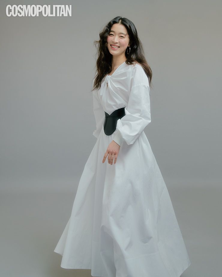 드레스 3백50만원대, 레더 코르셋 벨트 2백70만원대 모두 알렉산더 맥퀸. 이어링 1천만원대 쇼메.
