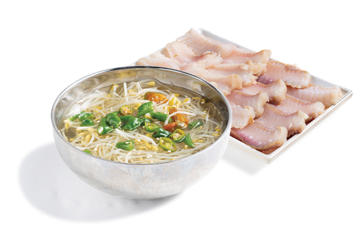 무침과 회, 찜 순서대로 초급, 중급, 상급자용. 단, 가격은 평등하다. 홍어를 주문하면 얼큰한 콩나물국과 미나리무침이 언제나 세트로 나온다. 