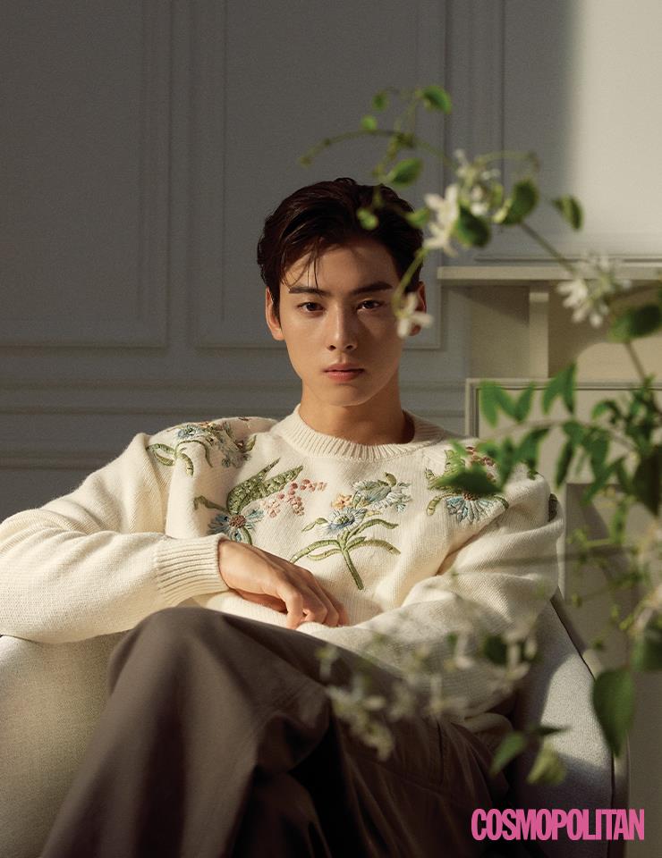Posh & Bloom 디올 하우스의 향수에 대한 정수와 철학으로 완성된 ‘라 콜렉시옹 프리베 크리스챤 디올’. 달콤한 살구와 풍성한 재스민이 하모니를 이룬 쟈스망 데 쟝주 오 드 퍼퓸은 낯선 곳마저도 익숙한 느낌으로 바꾸는 지극히 사적이면서도 따뜻함을 가진 향기다. 살랑이는 가을바람을 타고 퍼지는 풍성한 꽃향기는 뿌리는 순간 텅 빈 공간마저 포근함으로 가득 채우며 편안함을 느끼게 한다. 니트 톱, 팬츠 모두 가격미정 디올.