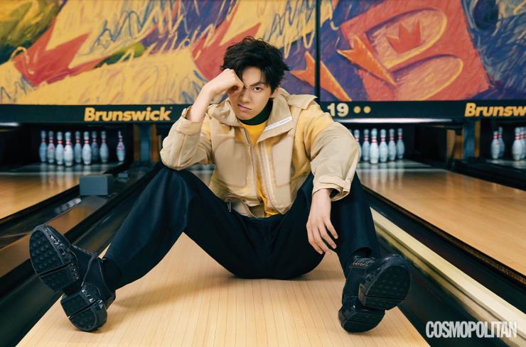 재킷, 터틀넥, 티셔츠, 팬츠 모두 가격미정 지방시. 스니커즈 1백14만원 지미추.