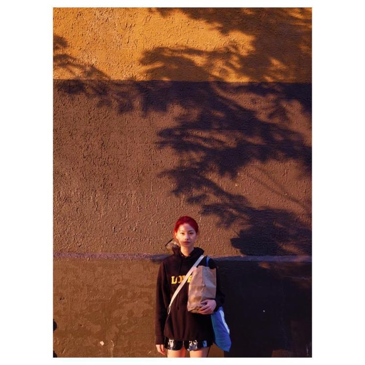 후디드 티셔츠 아래에 재킷을 레이어링한 스타일링 신공!