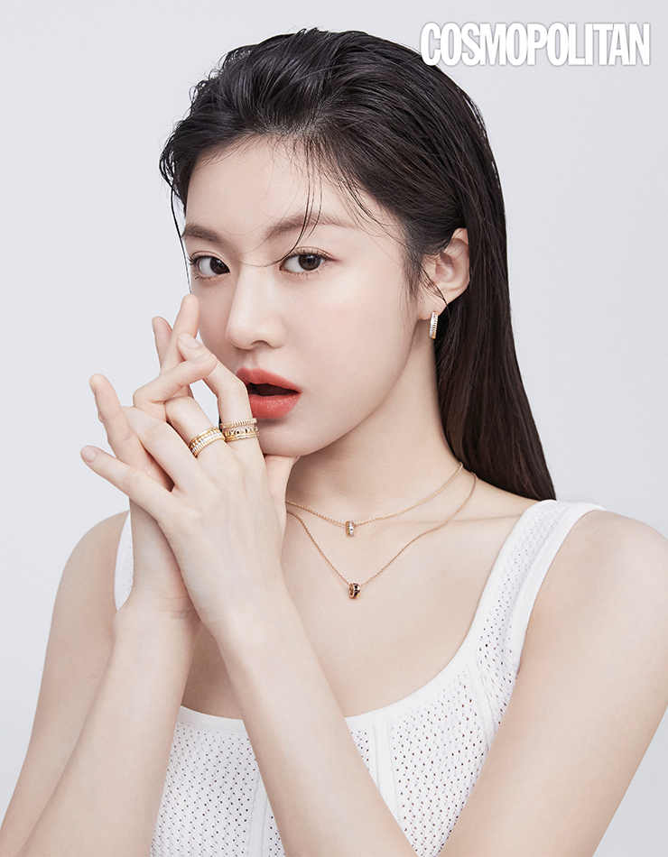 콰트로 레디언트 후프 이어링 6백만원대, 다이아몬드 파베 세팅 링과 옐로 골드 링이 결합된 콰트로 레디언트 펜던트 네크리스 3백만원대, 핑크 골드 소재 콰트로 클래식 펜던트 네크리스 2백만원대, (검지)2개의 반지를 레이어드한 듯한 디자인의 콰트로 레디언트 옐로 골드 라지 링 4백만원대, (중지)4개의 각기 다른 밴드가 조합된 디자인의 콰트로 레디언트 다이아몬드 스몰 링 9백만원대 모두 부쉐론. 니트 슬리브리스 톱 보테가 베네타.