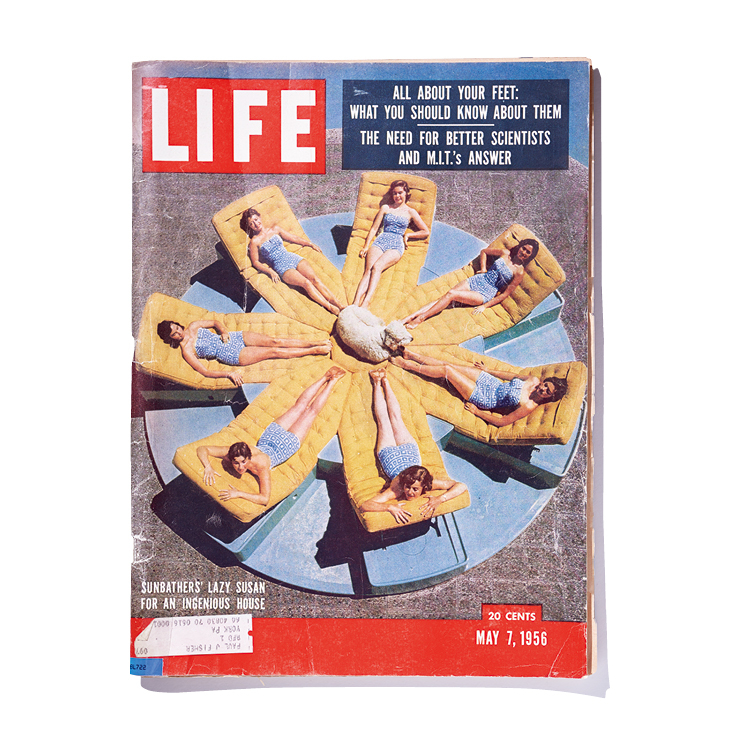 1956년 5월 7일 자 <라이프> 매거진. 포토 저널리즘 분야에서 그 중요성과 가치를 인정받아온 사진 잡지다. 현재 진행 중인 테마, ‘가구 디자인’에 걸맞게 표지에 가구가 포함된 잡지를 비치했다.