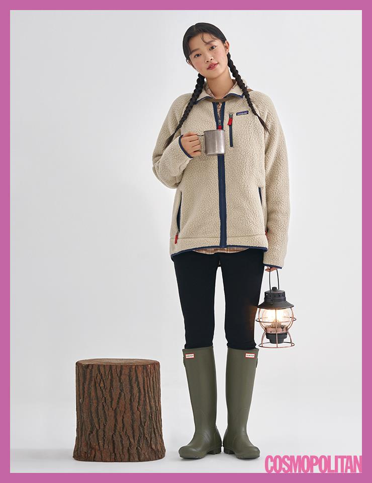 셔츠 15만9천원 파타고니아. 팬츠 가격미정 H&M. 버킷 해트 7만9천원 반스. 러버 부츠 19만5천원 헌터.