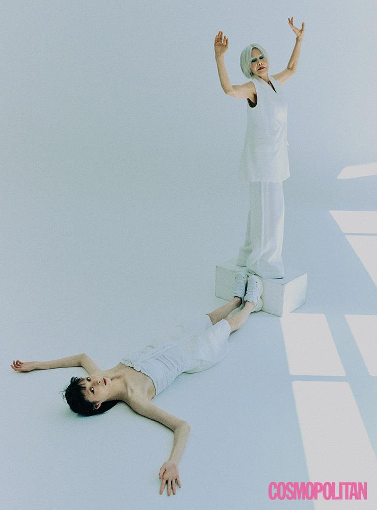 (최순화)베스트, 팬츠 모두 가격미정 스포트막스. (조앤박)톱 7만5천원 나체. 버뮤다팬츠 36만원 준지. 스니커즈 7만5천원 휠라.