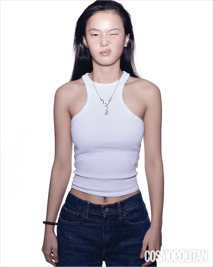 (왼쪽부터)브아 드 로즈 싱글 이어링, 로즈 디올 바가텔 싱글 커프 이어링, 로즈 디올 바가텔 네크리스, 브아 드 로즈 링 모두 가격미정 디올 파인주얼리. 탱크톱 1만1천원대 자라. 데님 팬츠 35만9천원 폴로 랄프 로렌.
