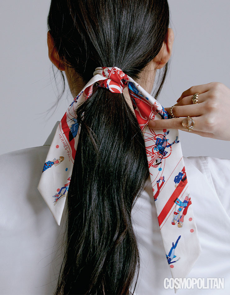 셔츠 26만원대 올세인츠. 스카프 가격미정 에르메스. 반지 (위부터)12만5천원 더파크지. 8만5천원 키르키르. 27만5천원 루미노.