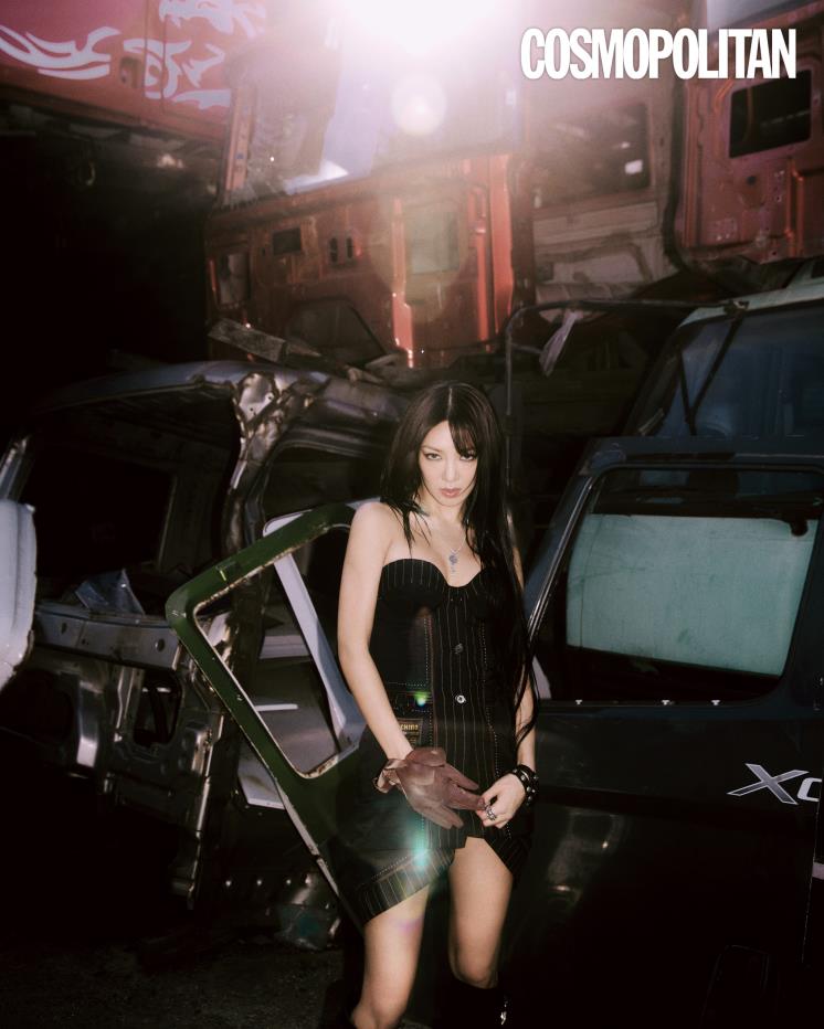 미니드레스 2백74만원 모스키노. 목걸이, 팔찌, 반지 모두 가격미정 크롬하츠. 가죽 부츠 가격미정 지방시. 가죽 장갑 스타일리스트 소장품.