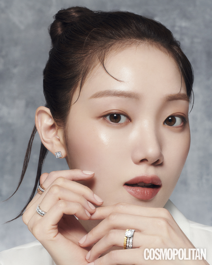 화이트 골드 벨 에포크 이어링, 오른손 검지에 착용한 핑크 골드 벨 에포크 웨딩 밴드, 플래티넘 벨 에포크 웨딩 밴드, 핑크 골드 벨 에포크 웨딩 밴드, 약지에 착용한 다이아몬드 세팅의 플래티넘 벨 에포크 이터니티 링, 플래티넘 벨 에포크 웨딩 밴드, 왼손 약지에 착용한 옐로 골드 벨 에포크 웨딩 밴드, 라운드 컷 다이아몬드를 세팅한 플래티넘 벨 에포크 솔리테어 링, 다이아몬드를 세팅한 플래티넘 벨 에포크 이터니티 링은 모두 가격 미정 다미아니.
