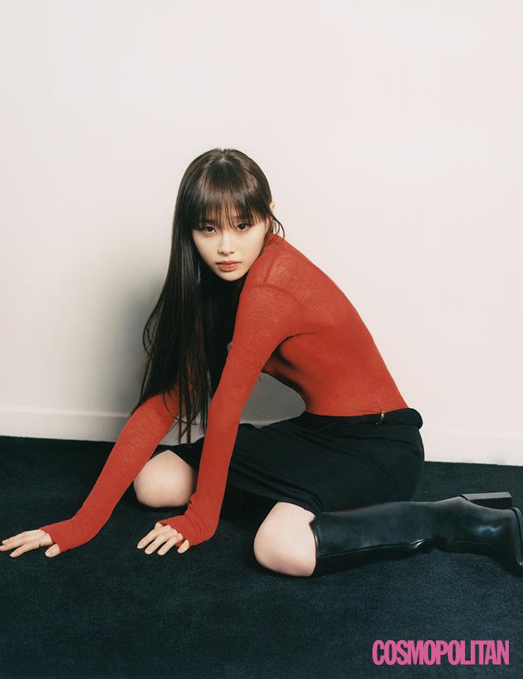 터틀넥 10만원대 그레이양. 이너 톱 가격미정 자라. 스커트 1백72만원 베르사체. 반지 9만원대 에브리벌스데이. 롱부츠 가격미정 코스.
