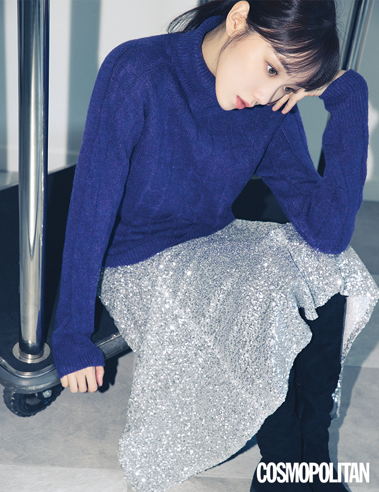 퍼플 컬러의 꽈배기 터틀넥 니트 더엣지.