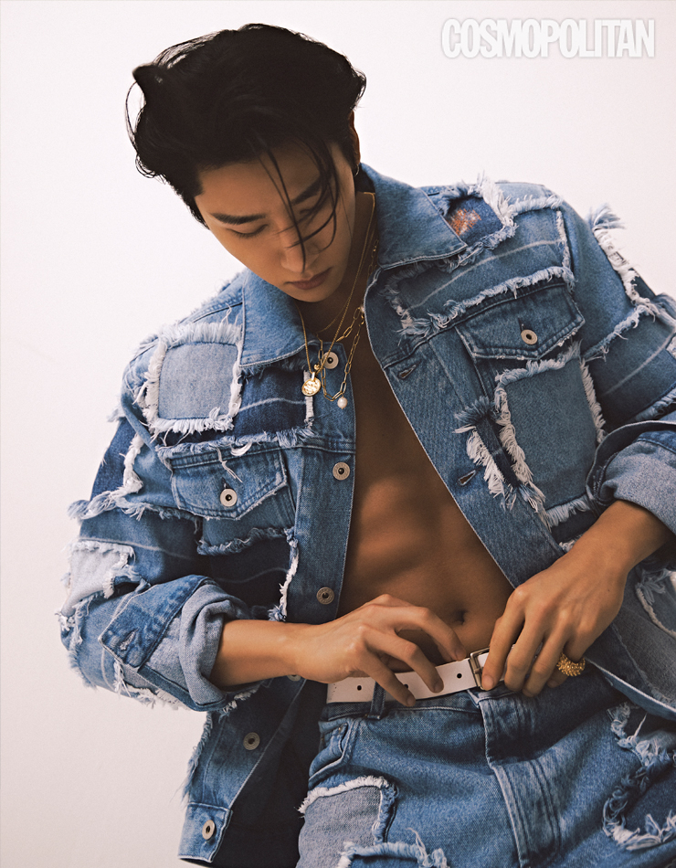 데님 재킷 1백49만원, 데님 팬츠 1백29만원 모두 헤론 프레스톤 by 분더샵. 체인 목걸이 9만9천원 일레란느. 펜던트 목걸이 19만9천원, 반지 20만9천원 모두 포트레이트 리포트. 벨트 스타일리스트 소장품.